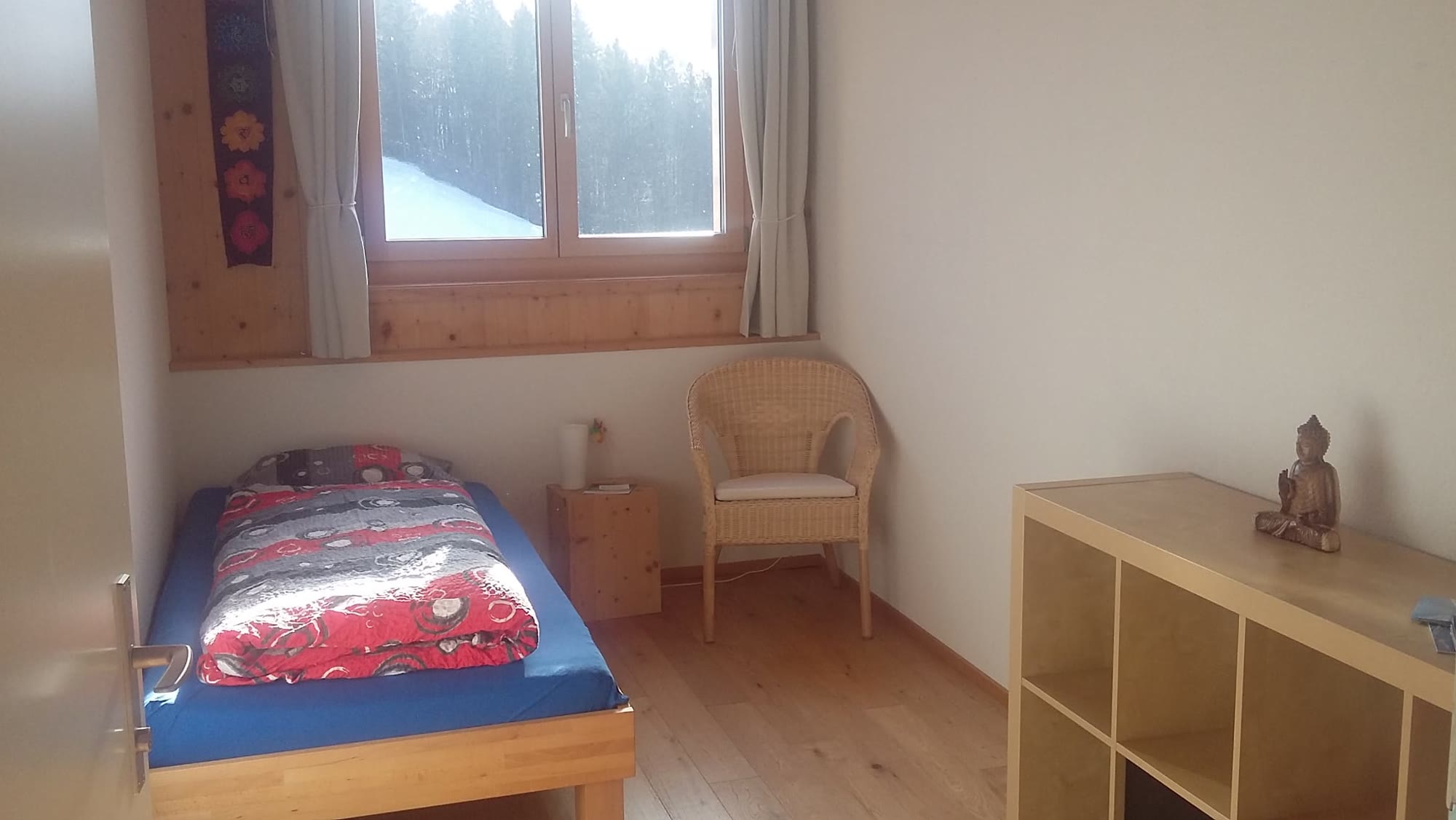 Einzelzimmer mit Bergblick im Karunahaus